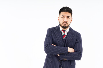 考え込むポーズをするスーツ姿の男性