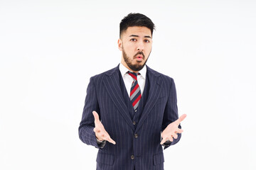 考え込むポーズをするスーツ姿の男性