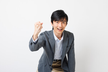 ガッツポーズをする会社員