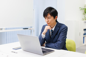 悩むビジネスマン