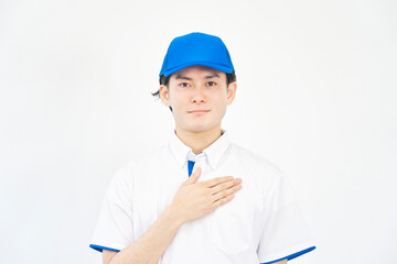 ポロシャツとキャップのユニフォームの男性のポートレート　引越し業者・運送業・作業員・宅配業者