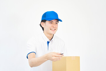 荷物を宅配するの運送業の男性