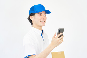 スマホを使う運送業の男性