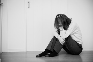 リビングで頭を抱える女性