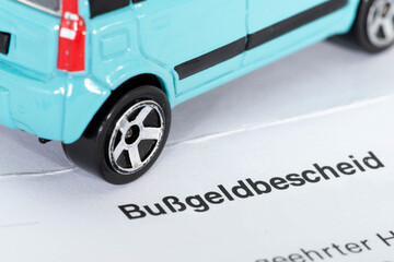 Ein Auto und Bußgeldbescheid