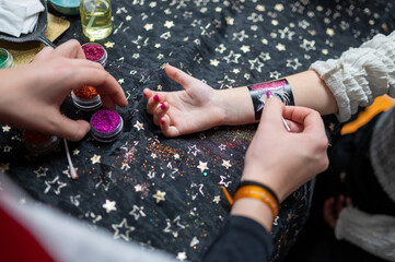 Séance tatouage sur enfant 