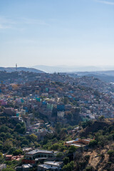 Fototapeta premium Very beautiful view of the city at sunset in the Mexican city of Guanajuato surrounded by large mountains.