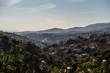 Fototapeta premium Very beautiful view of the city at sunset in the Mexican city of Guanajuato surrounded by large mountains.