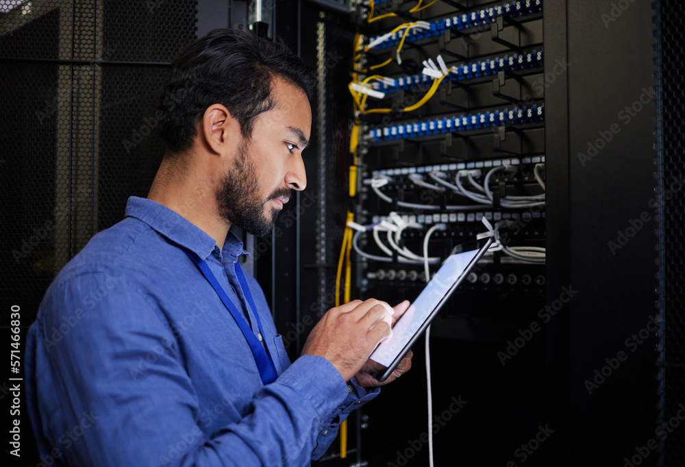 Fototapete Database tablet, server room and engineer man looking at research for maintenance or software update at night. Cybersecurity, it programmer or male coder with technology for networking in data center
