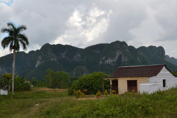 Mil Cumbres, Cuba, 5 août 2023 : paysage cubain avec une maison au premier plan et des Mogotes en arrière plan