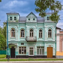 Fototapeta na wymiar Sukhobokov's living house old house in the park 
