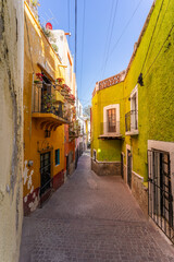 Fototapeta na wymiar Beautiful, bright and colorful city streets in the Mexican city of Guanajuato.