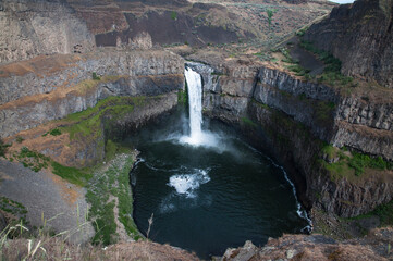 Fototapeta premium Palouse Falls : Waterfall created by river in the canyon falling into a deep pond