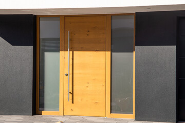 Moderne neue Haustür aus Holz
