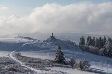 Schneebedeckte Wasserkuppe mit dem Fliegerdenkmal8