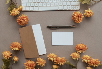 Schreibtisch mit Tastatur, Kugelschreiber, Karte, Notizheft, verziert durch orangefarbenen...