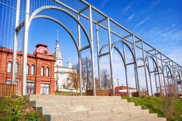 Fototapeta na wymiar Red Trading Rows and Assumption Cathedral, Kineshma, Ivanovo region
