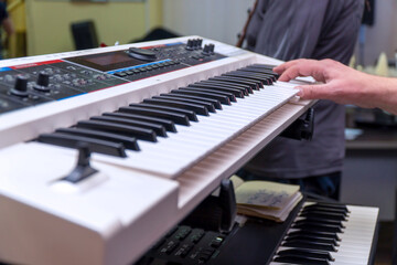 Obraz na płótnie Canvas A pianist or keyboardist plays a synthesizer