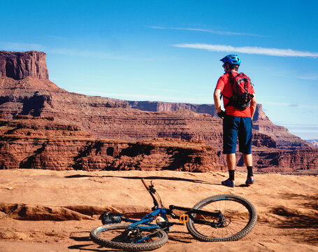 Anonymous cyclist admiring canyon on sunny day