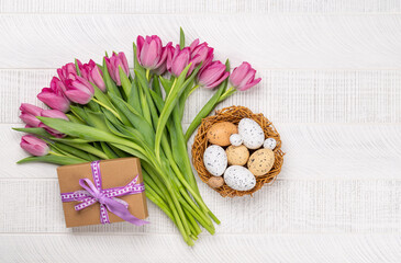 Obraz na płótnie Canvas Fresh pink tulip flowers and easter eggs