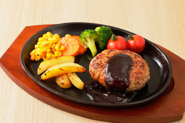 デミグラスソースをかけたハンバーグステーキ