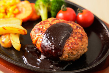 デミグラスソースをかけたハンバーグステーキ