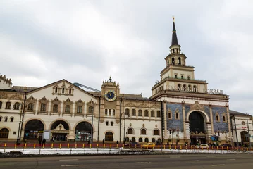 Deurstickers View of the building of the Kazan railway station on Komsomolskaya Square in Moscow, Russia © vesta48