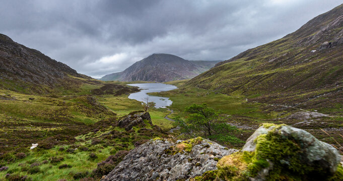 Paysage nordique de montagne et lac au pays de galles