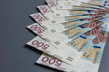 Polskie złotówki, banknoty leżące na stole. Pieniądze. 