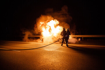Feuerwehr l&ouml;scht brennendes Auto