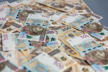 Polskie złotówki, banknoty leżące na stole. Pieniądze.  - obrazy, fototapety, plakaty