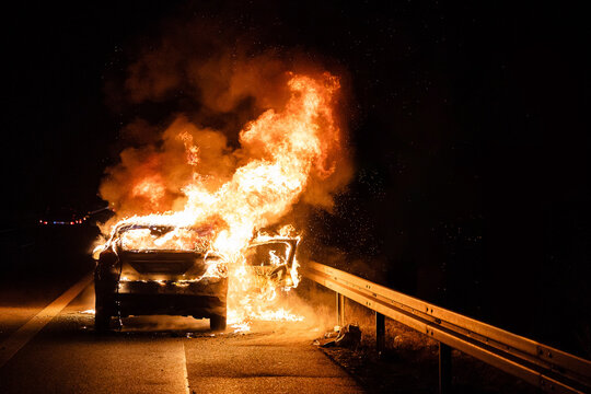 Feuerwehr l&ouml;scht brennendes Auto