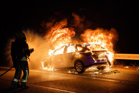 Feuerwehr l&ouml;scht brennendes Auto