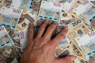 Polskie banknoty trzymane w dłoni. Złotówki. - obrazy, fototapety, plakaty