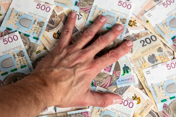 Polskie banknoty trzymane w dłoni. Złotówki. - obrazy, fototapety, plakaty