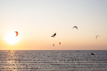 Grupo de surfistas al atardecer en la ría