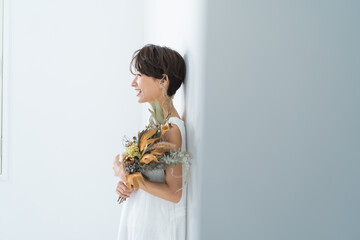 花束を持つ日本人女性