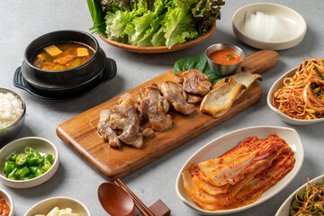 Korean food dishes Korean food dishes 돼지고기 삼겹살 구이 돼지 목살 구이