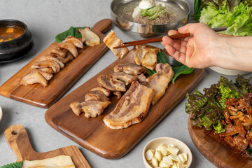 Korean food dishes Korean food dishes 돼지고기 삼겹살 구이 돼지 목살 구이