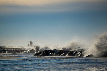 Jour d'hiver ensoleillé et venteux au bord de la mer