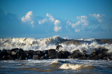Jour d'hiver ensoleillé et venteux au bord de la mer