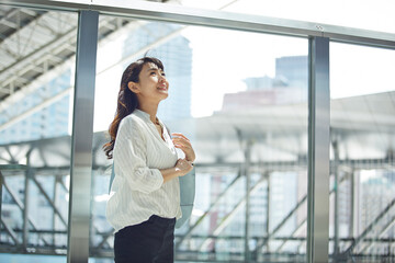 上を見上げる笑顔のキャリアウーマン