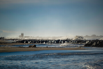 Jour d'hiver ensoleillé et venteux au bord de la mer