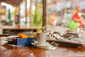 Mesa de restaurante con café