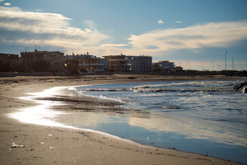 Jour d'hiver ensoleillé et venteux au bord de la mer
