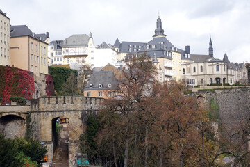 Fototapeta na wymiar Panoramaweg mit Michaelskirche in Luxemburg