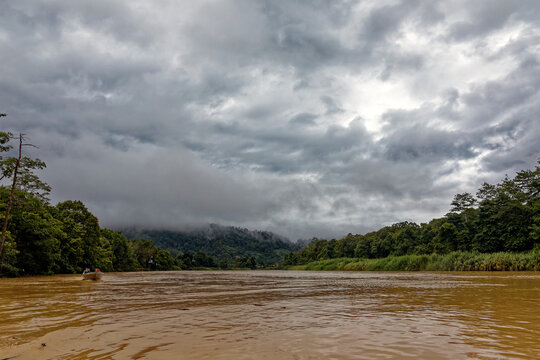 Dschungelfluss auf Borneo - Malaysia