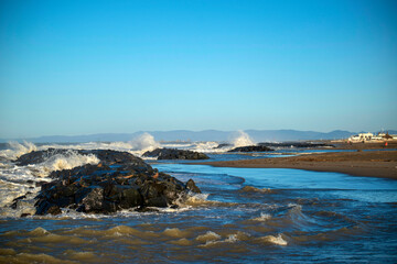 Jour d'hiver ensoleillé et venteux au bord de la mer