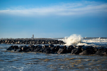 Jour d'hiver ensoleillé et venteux au bord de la mer