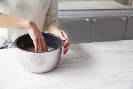 米を研ぐ女性の手元